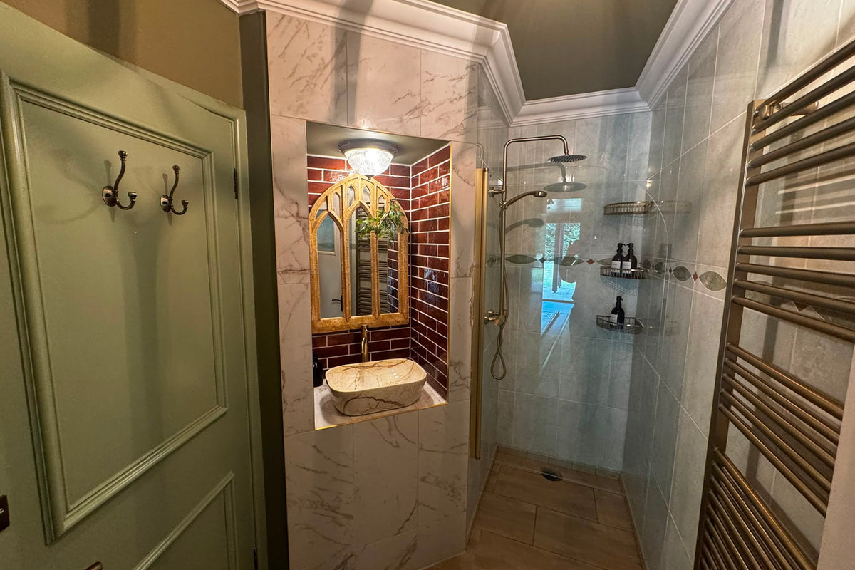 Bathroom for Beavers Den in nearby pool room